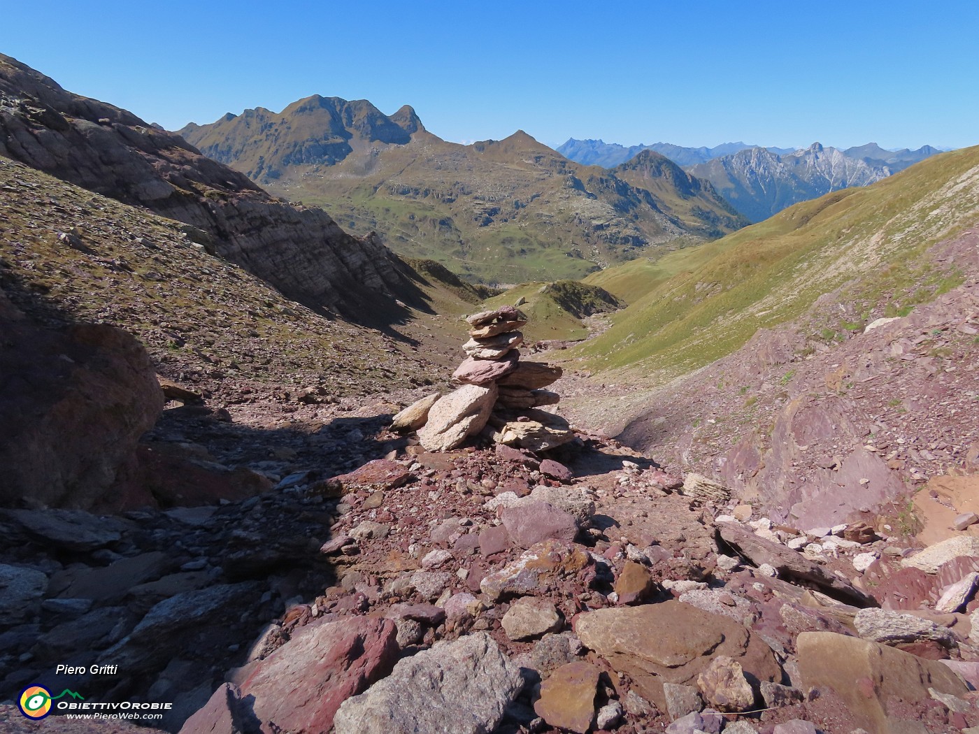 24 Vista indietro sul vallone che scende ai Laghi Gemelli da dove sale il sent. 232.JPG